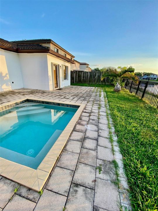 En Venta: $730,000 (4 camas, 3 baños, 1899 Pies cuadrados)