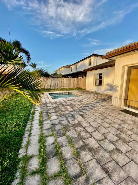 En Venta: $730,000 (4 camas, 3 baños, 1899 Pies cuadrados)