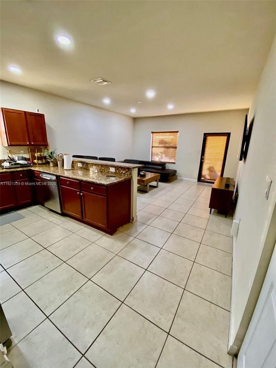 En Venta: $730,000 (4 camas, 3 baños, 1899 Pies cuadrados)