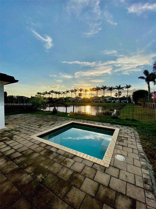 En Venta: $730,000 (4 camas, 3 baños, 1899 Pies cuadrados)