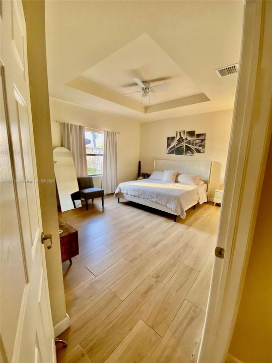 En Venta: $730,000 (4 camas, 3 baños, 1899 Pies cuadrados)