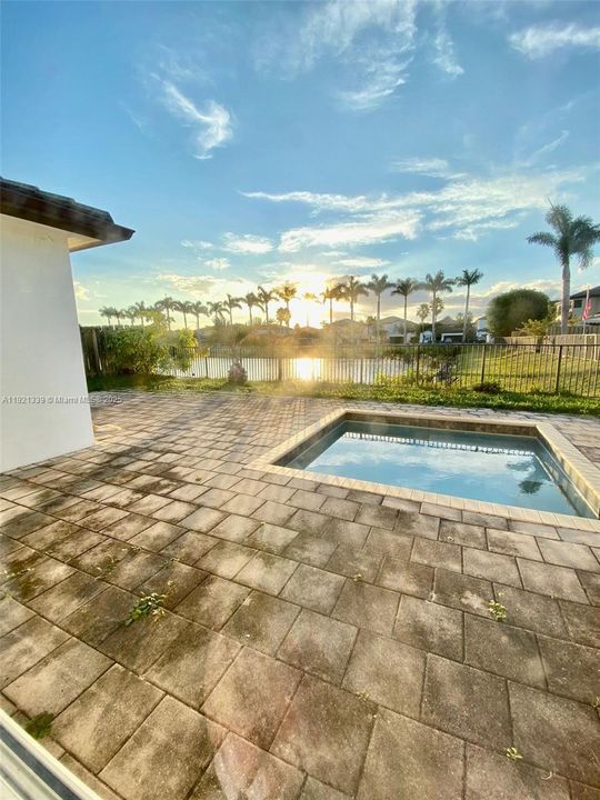 En Venta: $730,000 (4 camas, 3 baños, 1899 Pies cuadrados)