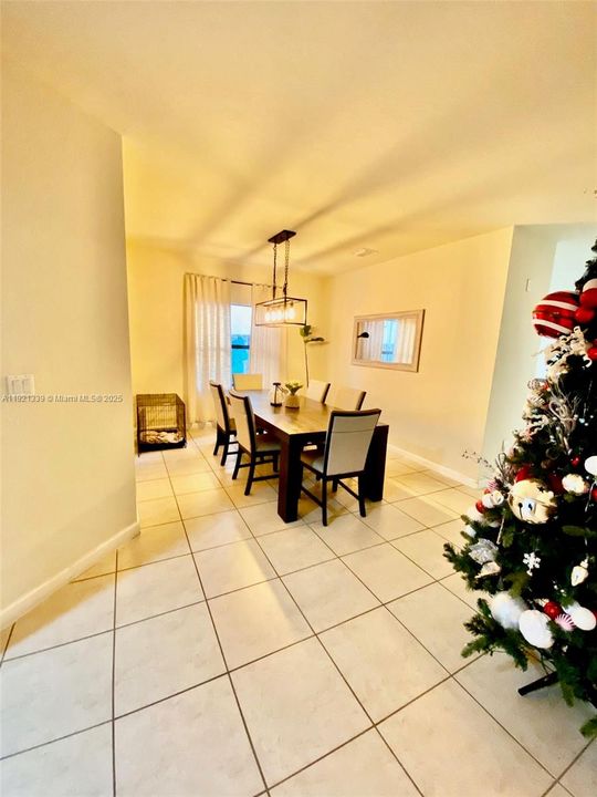 En Venta: $730,000 (4 camas, 3 baños, 1899 Pies cuadrados)