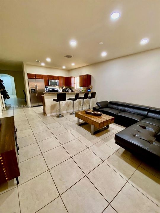 En Venta: $730,000 (4 camas, 3 baños, 1899 Pies cuadrados)