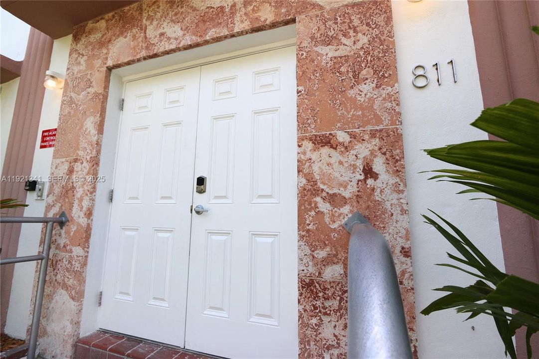 For Sale: $390,000 (2 beds, 2 baths, 739 Square Feet)