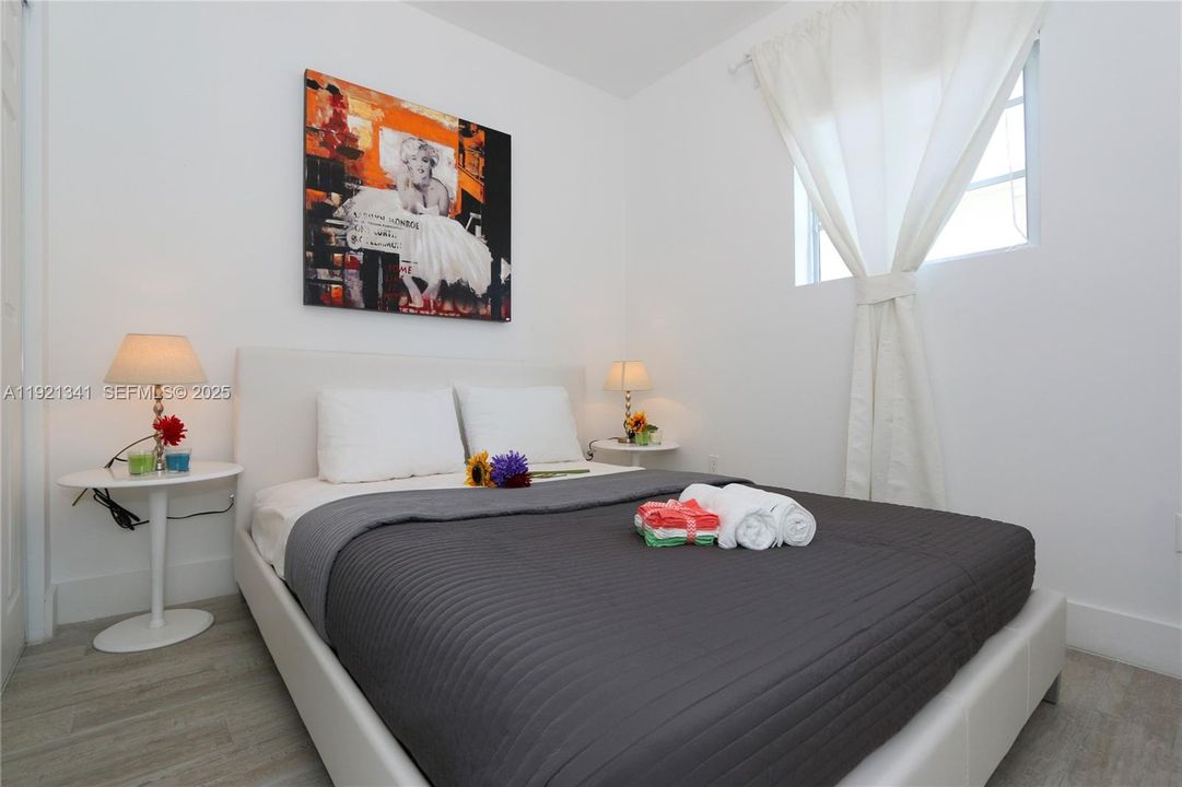 For Sale: $390,000 (2 beds, 2 baths, 739 Square Feet)