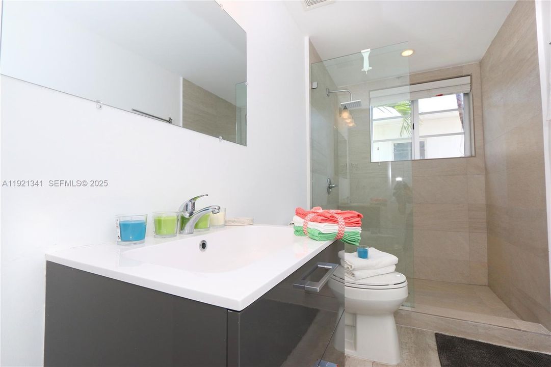 For Sale: $390,000 (2 beds, 2 baths, 739 Square Feet)