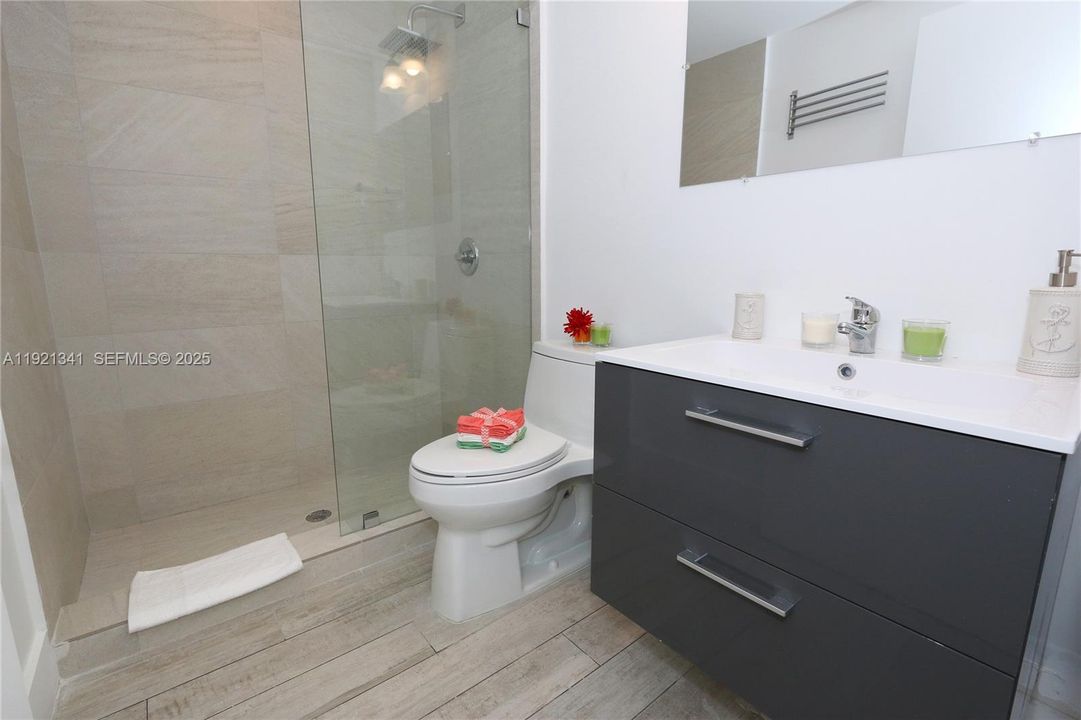 For Sale: $390,000 (2 beds, 2 baths, 739 Square Feet)