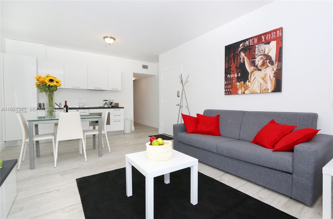 For Sale: $390,000 (2 beds, 2 baths, 739 Square Feet)