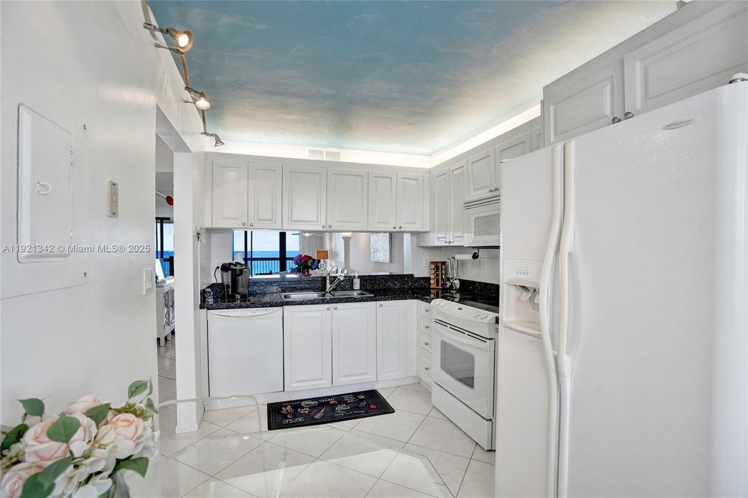 For Sale: $689,000 (2 beds, 2 baths, 1110 Square Feet)