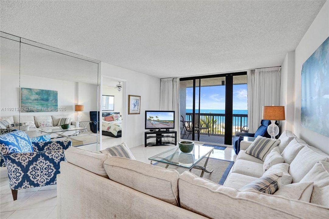 For Sale: $689,000 (2 beds, 2 baths, 1110 Square Feet)