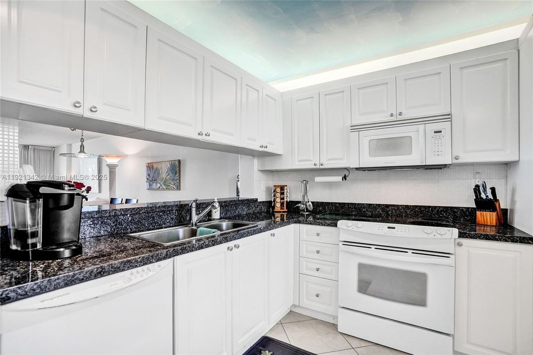 For Sale: $689,000 (2 beds, 2 baths, 1110 Square Feet)