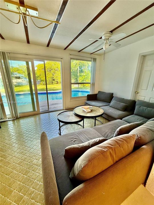 出租: $4,000 (3 贝兹, 2 浴室, 1598 平方英尺)