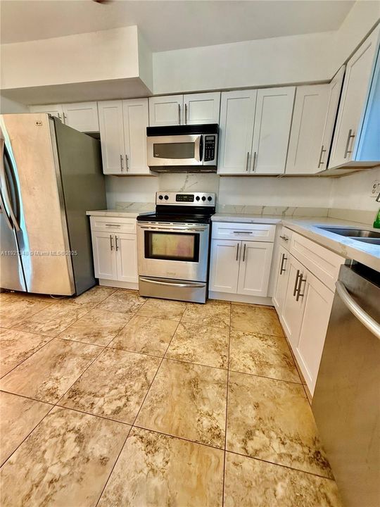 出租: $4,000 (3 贝兹, 2 浴室, 1598 平方英尺)