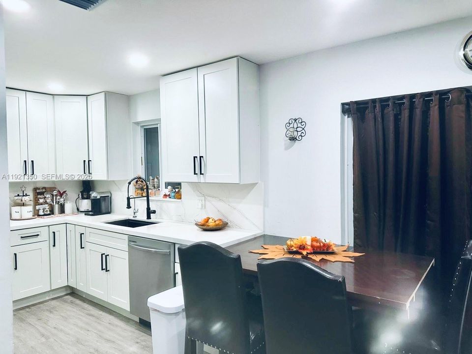 待售: $540,000 (4 贝兹, 2 浴室, 1444 平方英尺)