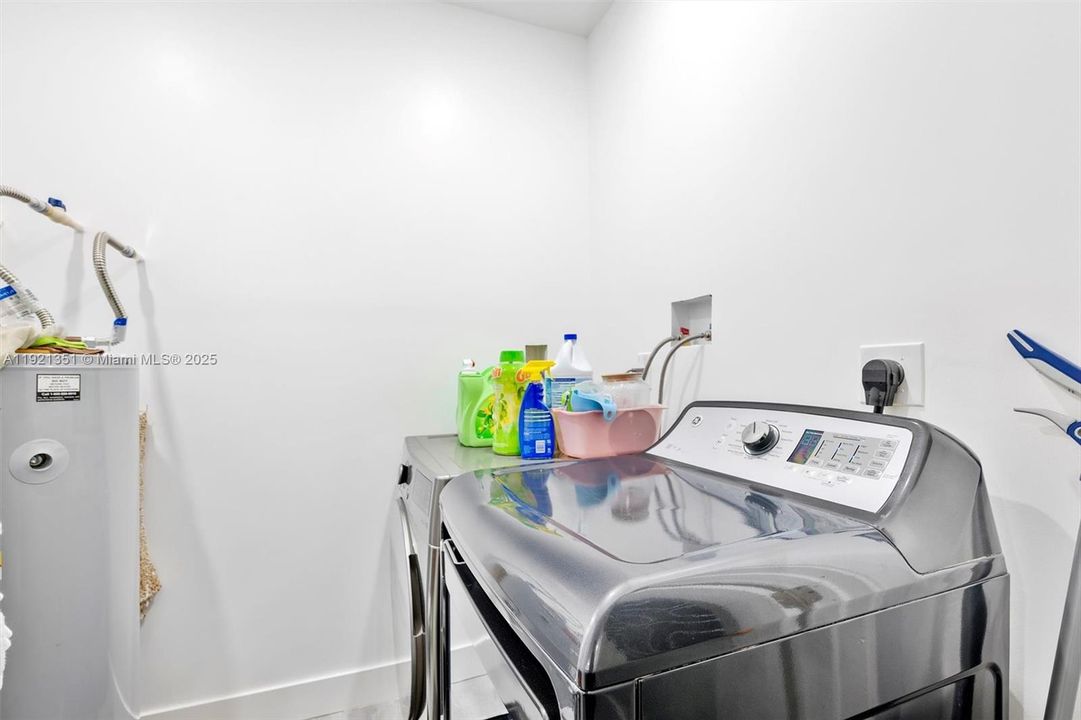 待售: $690,000 (4 贝兹, 3 浴室, 1963 平方英尺)