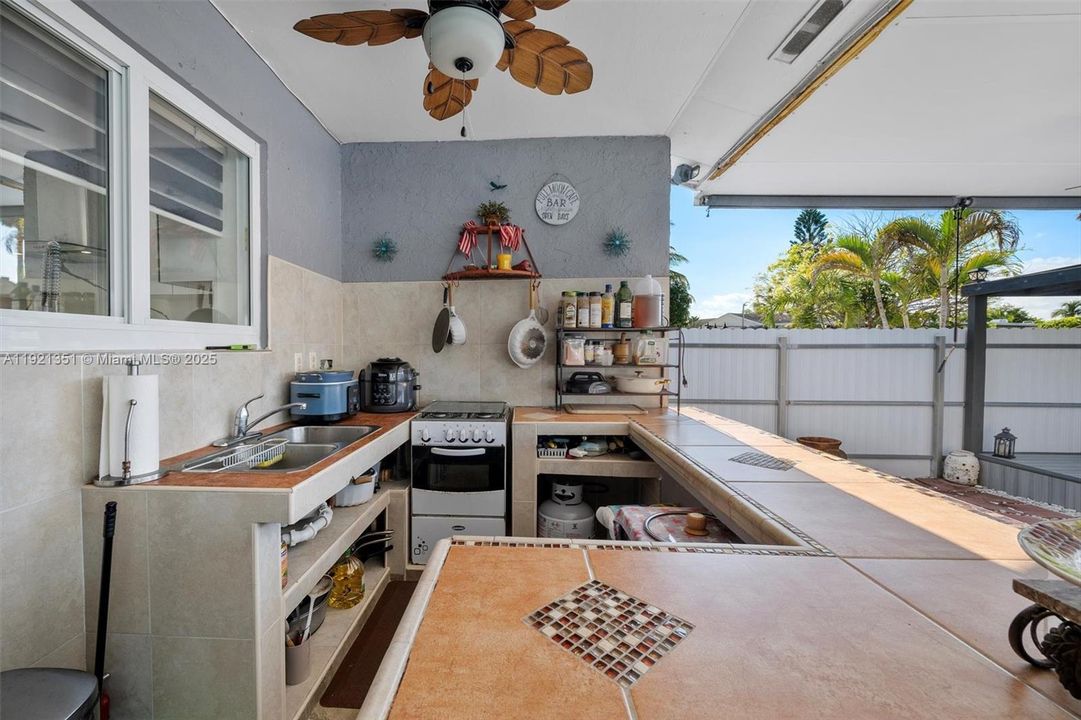 待售: $690,000 (4 贝兹, 3 浴室, 1963 平方英尺)