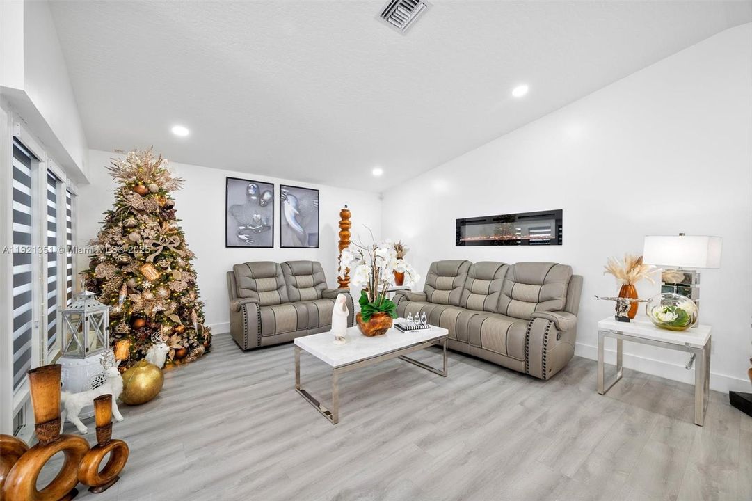 待售: $690,000 (4 贝兹, 3 浴室, 1963 平方英尺)