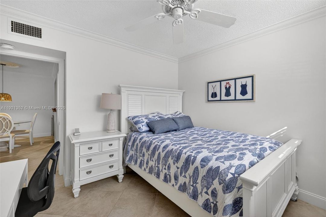 На продажу: $159,000 (2 спален, 2 ванн, 870 Квадратных фут)