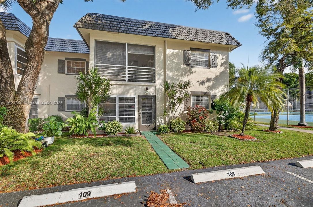 На продажу: $159,000 (2 спален, 2 ванн, 870 Квадратных фут)