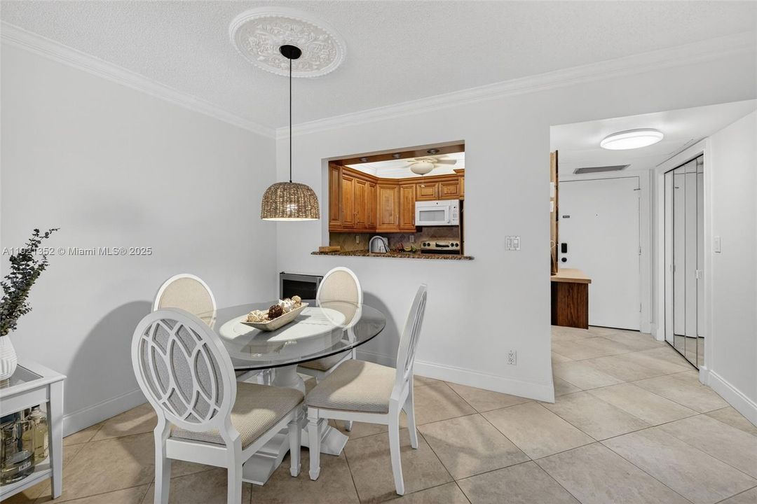 На продажу: $159,000 (2 спален, 2 ванн, 870 Квадратных фут)