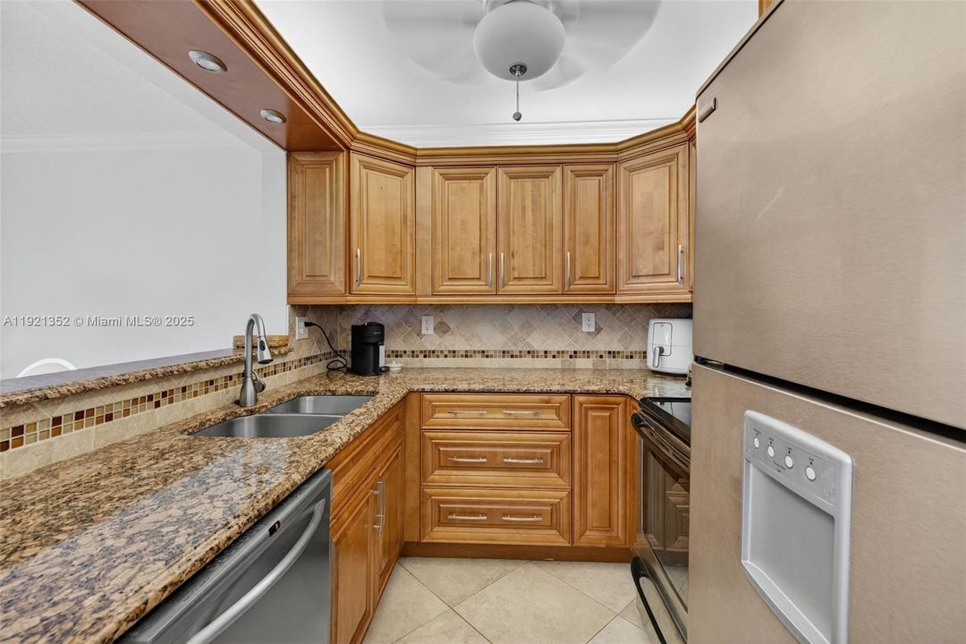 На продажу: $159,000 (2 спален, 2 ванн, 870 Квадратных фут)