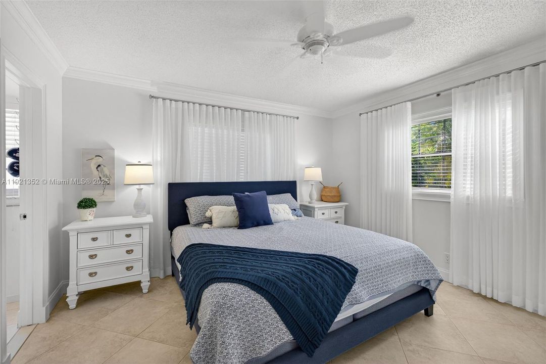 На продажу: $159,000 (2 спален, 2 ванн, 870 Квадратных фут)