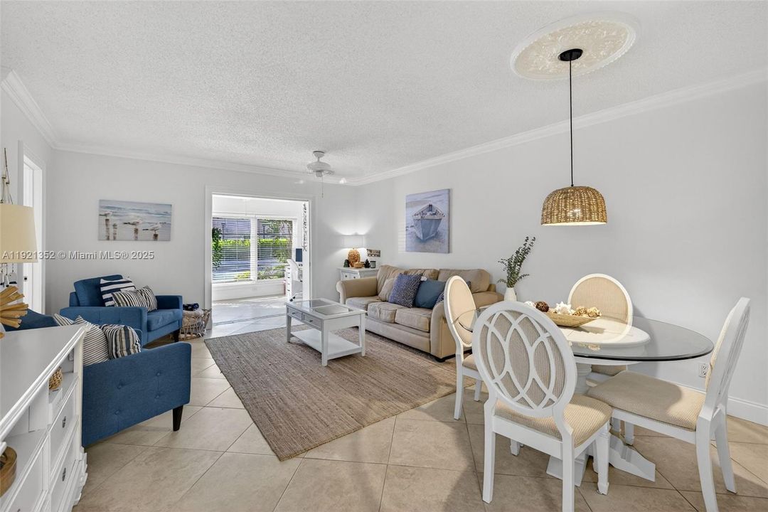 На продажу: $159,000 (2 спален, 2 ванн, 870 Квадратных фут)