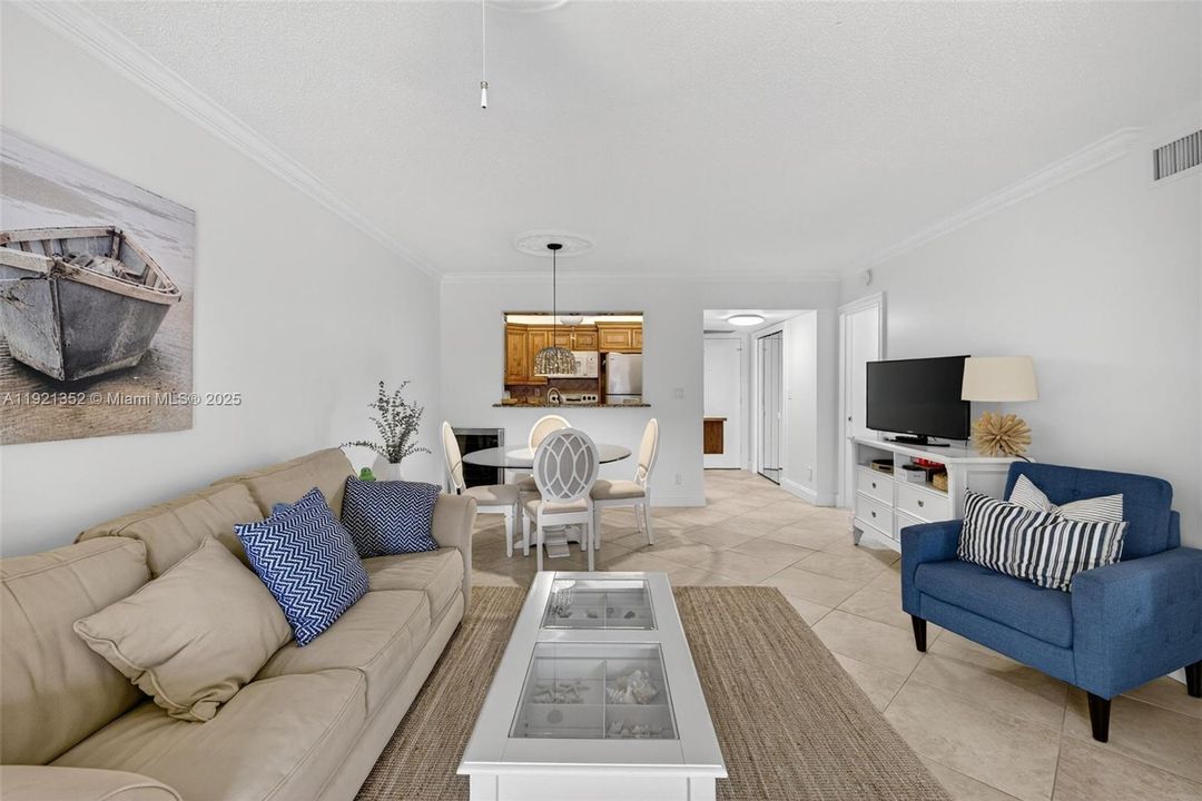 На продажу: $159,000 (2 спален, 2 ванн, 870 Квадратных фут)