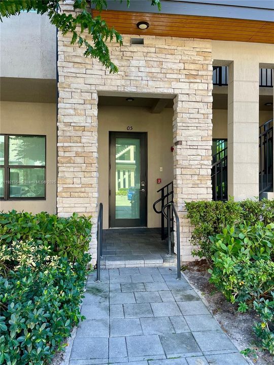 For Sale: $439,900 (2 beds, 2 baths, 1048 Square Feet)