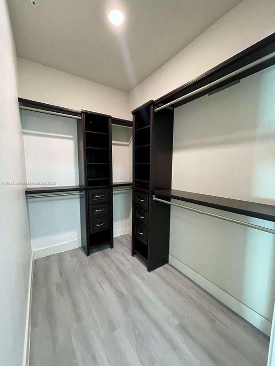 For Sale: $439,900 (2 beds, 2 baths, 1048 Square Feet)