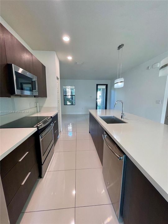 For Sale: $439,900 (2 beds, 2 baths, 1048 Square Feet)