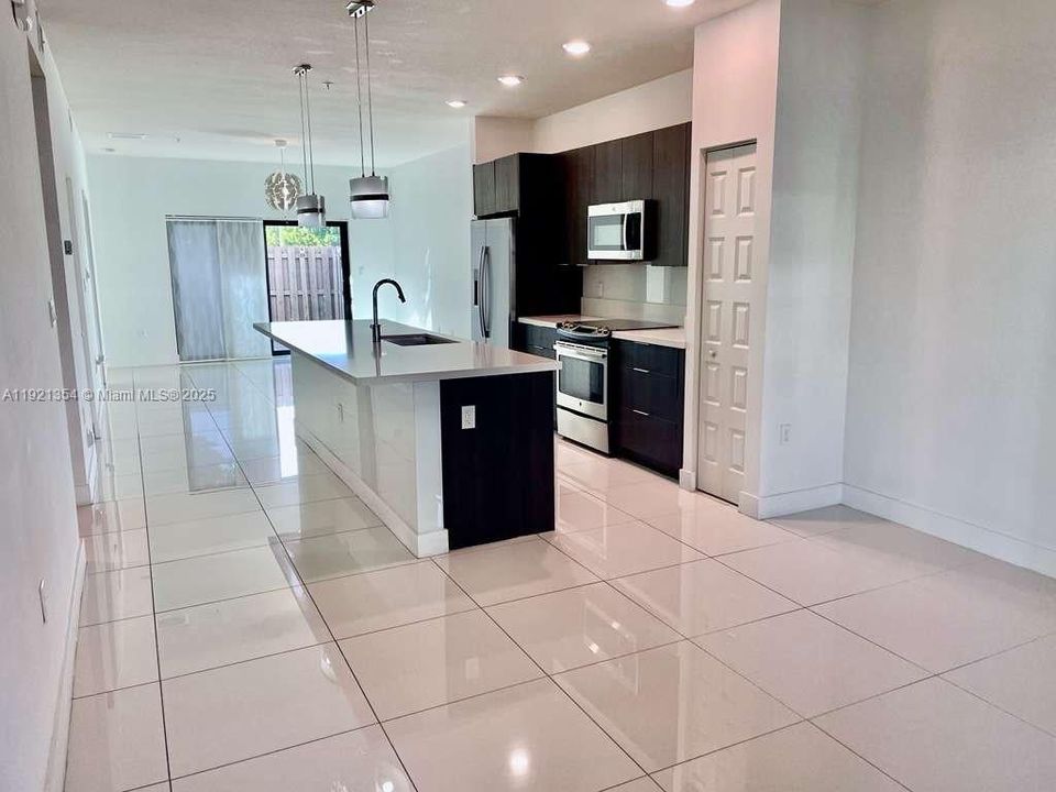 For Sale: $439,900 (2 beds, 2 baths, 1048 Square Feet)