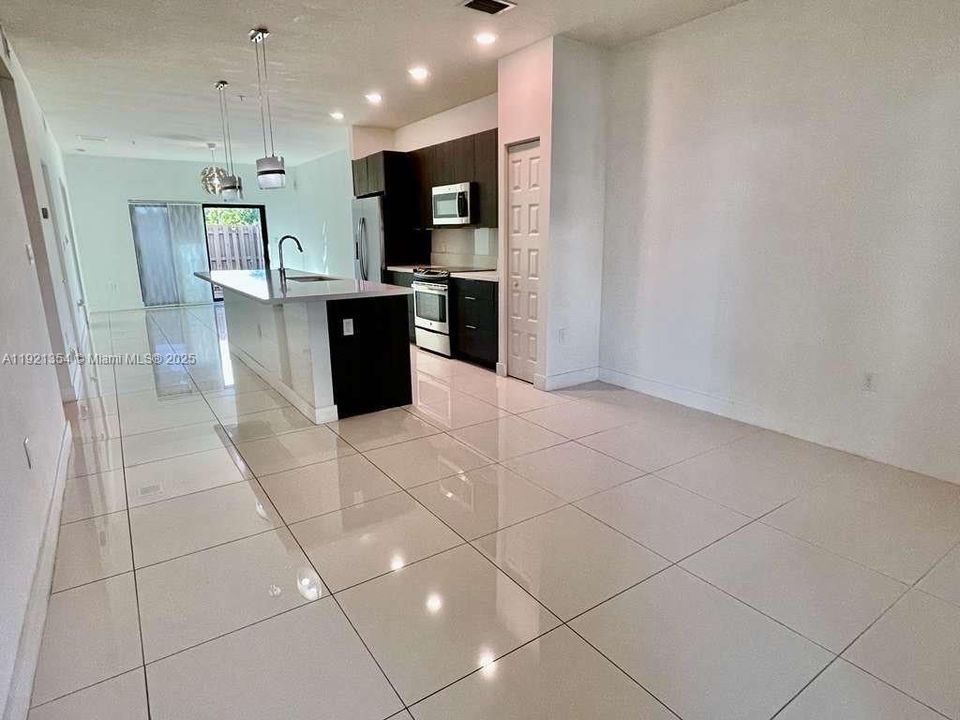 For Sale: $439,900 (2 beds, 2 baths, 1048 Square Feet)