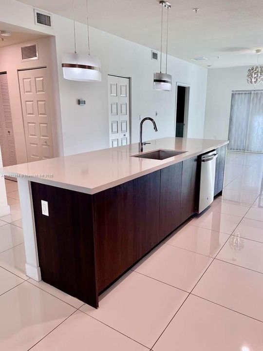 For Sale: $439,900 (2 beds, 2 baths, 1048 Square Feet)