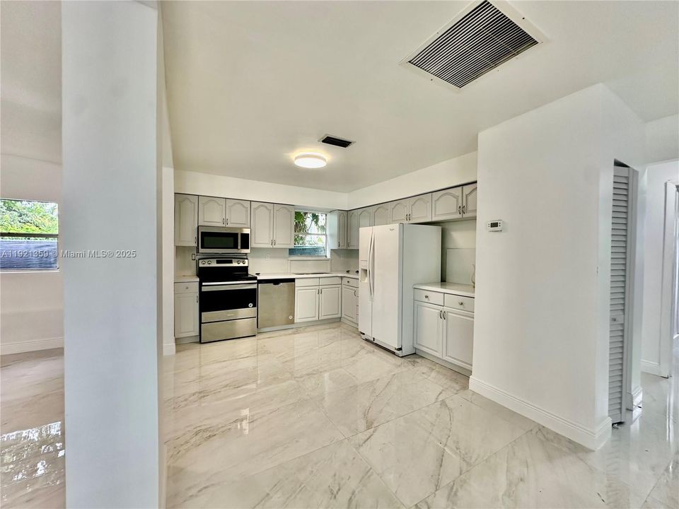 For Sale: $775,000 (2 beds, 2 baths, 2557 Square Feet)