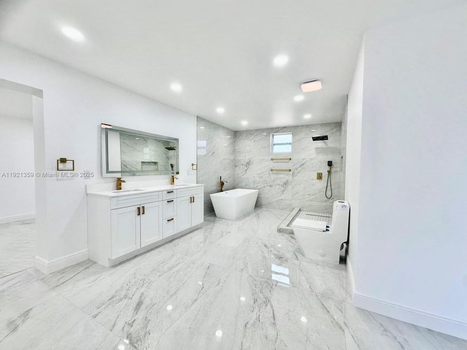 For Sale: $775,000 (2 beds, 2 baths, 2557 Square Feet)