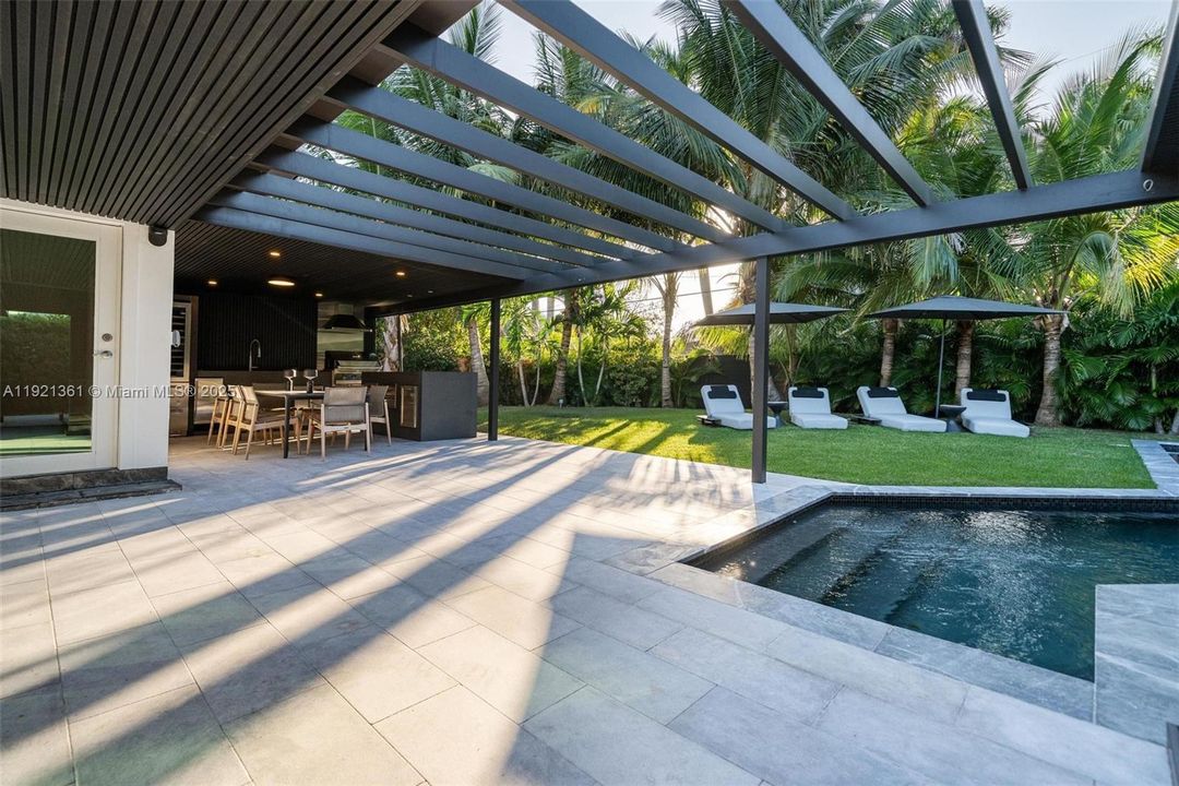 En Venta: $2,497,000 (3 camas, 2 baños, 3008 Pies cuadrados)