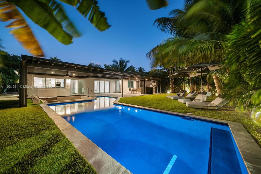 En Venta: $2,497,000 (3 camas, 2 baños, 3008 Pies cuadrados)