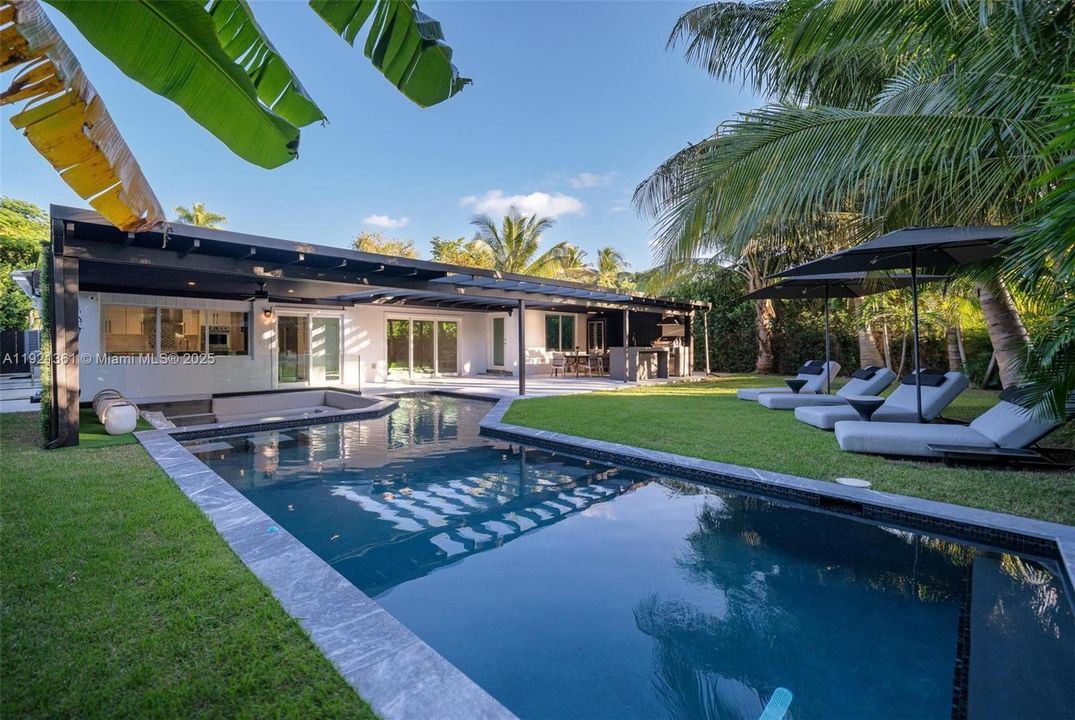 En Venta: $2,497,000 (3 camas, 2 baños, 3008 Pies cuadrados)