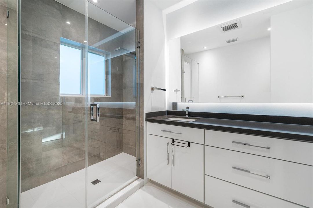 En Venta: $2,497,000 (3 camas, 2 baños, 3008 Pies cuadrados)