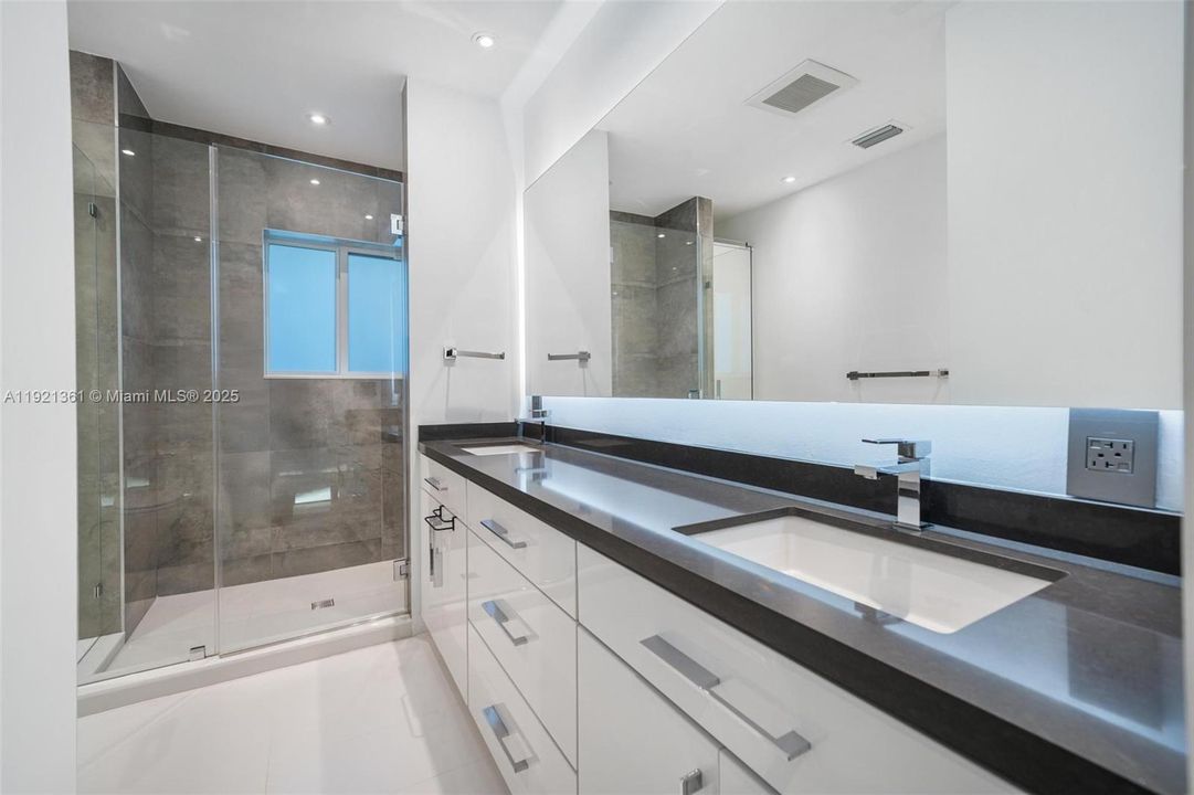 En Venta: $2,497,000 (3 camas, 2 baños, 3008 Pies cuadrados)