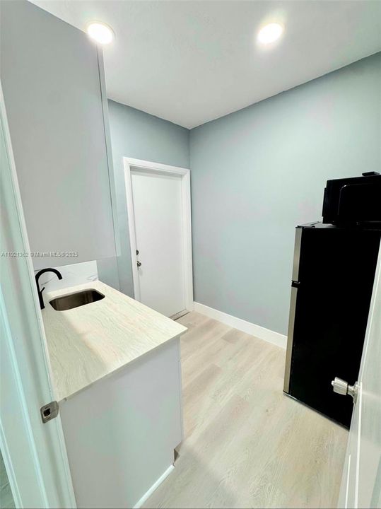 For Rent: $1,400 (1 beds, 1 baths, 400 Square Feet)