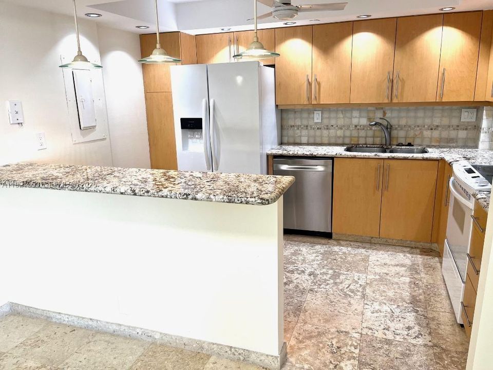 出租: $3,750 (2 贝兹, 2 浴室, 1268 平方英尺)