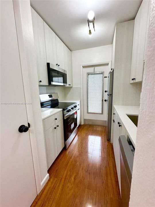 For Rent: $1,799 (1 beds, 1 baths, 640 Square Feet)