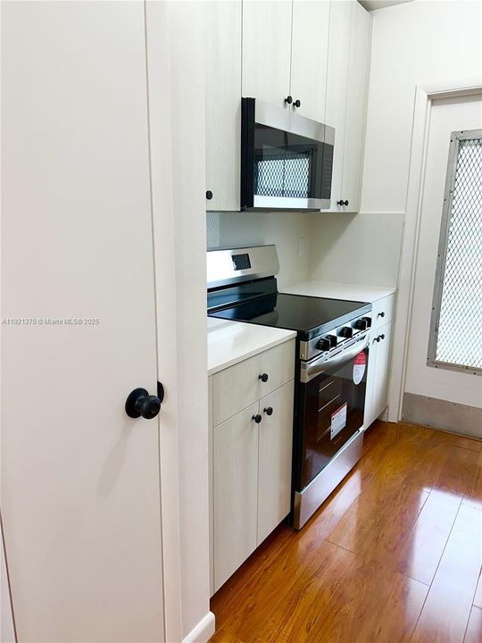 For Rent: $1,799 (1 beds, 1 baths, 640 Square Feet)