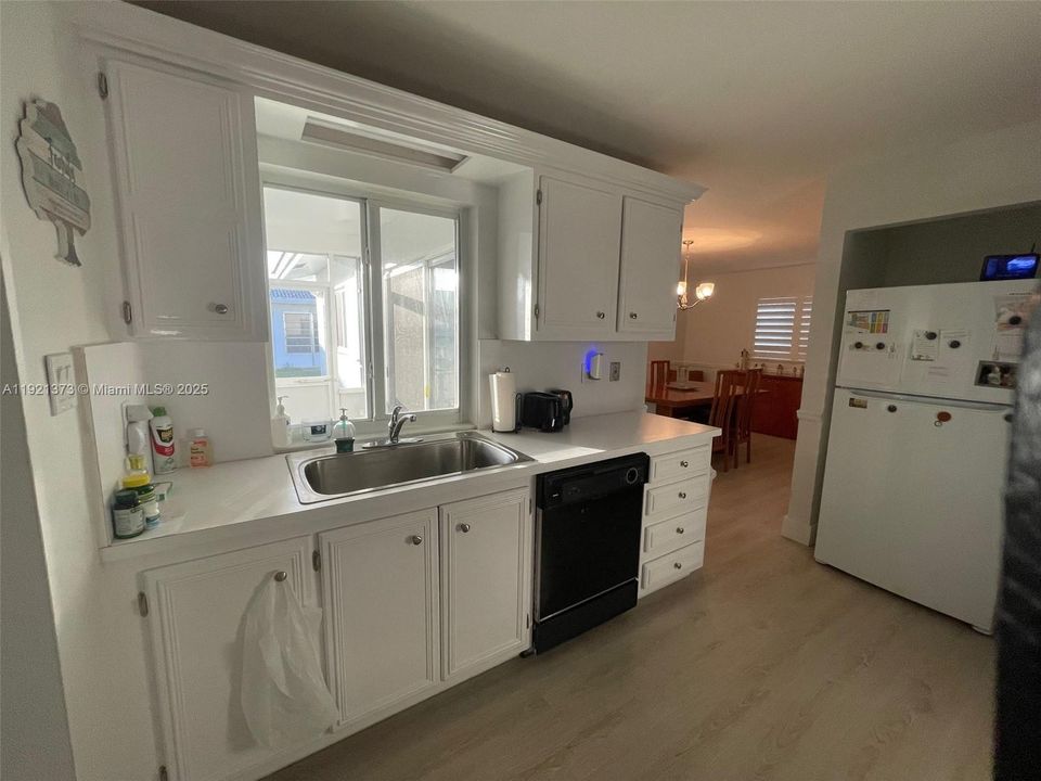 KITCHEN WITH PASSTHRU TO PATIO