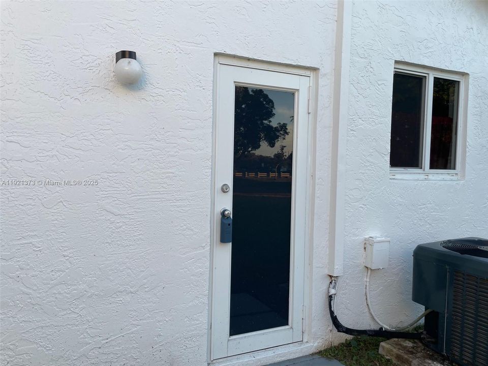 SIDE EBNTRY TO GARAGE