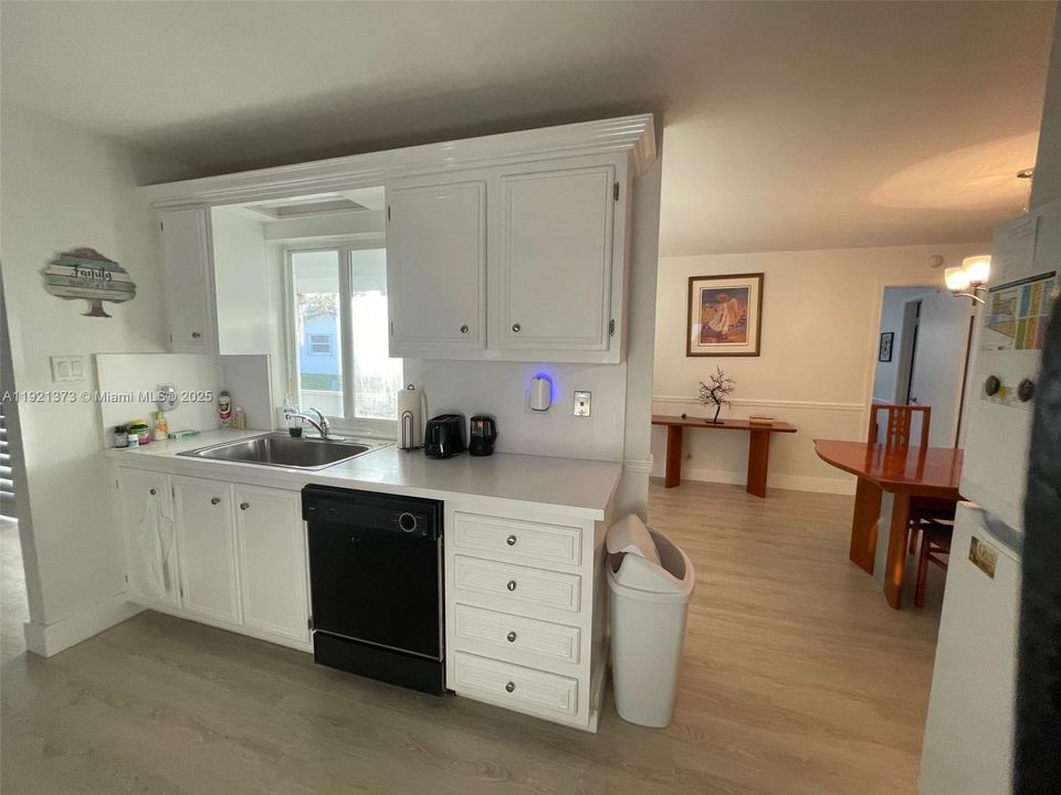 KITCHEN OPENING INTO DINING RM AND FAMILY RM