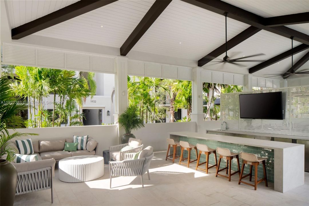 For Rent: $2,526 (1 beds, 1 baths, 801 Square Feet)